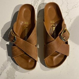 Brand new never worn Siena Big Buckle Birkenstock - Tan, Gold.